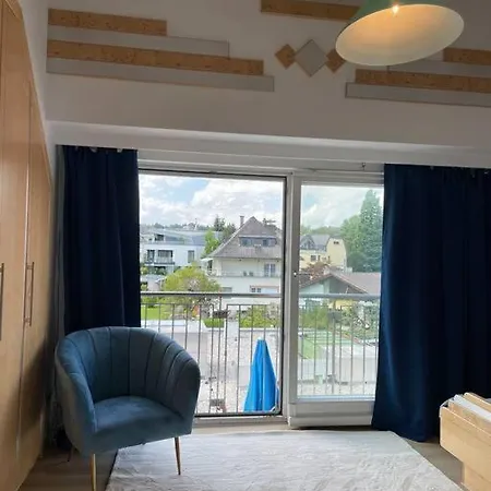 Lakeside Serenity アパート